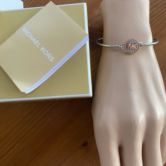 Michael Kors Set- Logo bangle &  pierced earrings  NEW IN BOX w tags and booklet - Picture 9 of 11